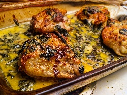 Печено пиле с ароматно масло с чесън, босилек и риган - снимка на рецептата